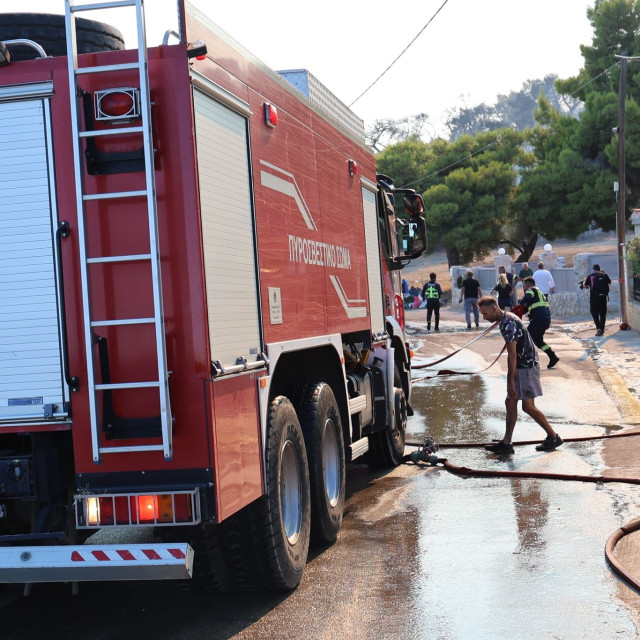 Φωτιά στη Σαλαμίνα: Στο Θριάσιο δύο εγκαυματίες - Γυναίκα έχει καεί στο 25% του σώματός της