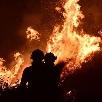 Νυχτερινή πυρκαγιά σε δάσος του Καρπενησίου