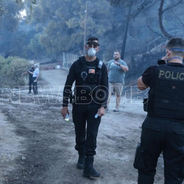 Σαλαμίνα: Διερευνούν εμπρησμό για τη φονική φωτιά - «Είδα ένα μαύρο αμάξι να κινείται περίεργα»