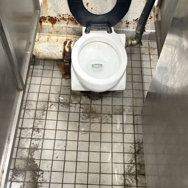 Μούχλα και σήψη: Αδιανόητες εικόνες φέρεται να τραβήχτηκαν μέσα σε αμερικανικό αεροπλανοφόρο