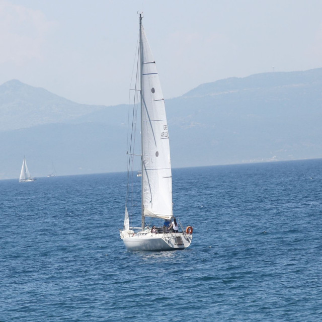 Καιρός: Ανεβαίνει η θερμοκρασία καθώς υποχωρούν τα μελτέμια - Τοπικές βροχές στα ηπειρωτικά ορεινά