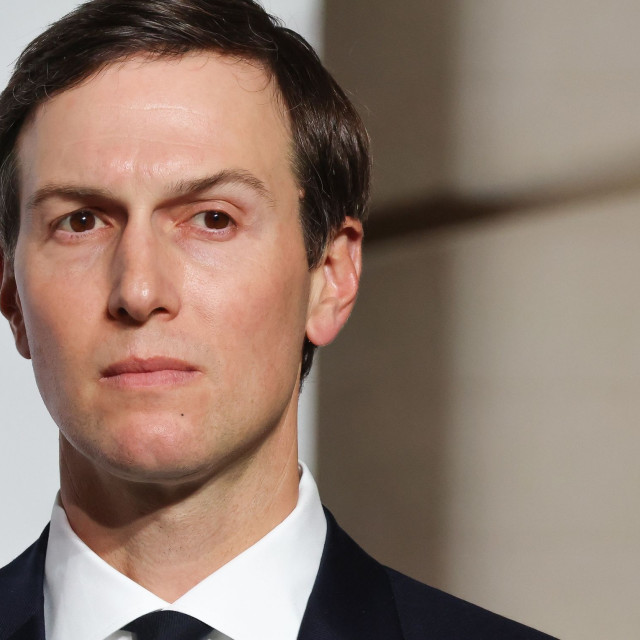 Vanity Fair: Τα 2 δισ. του Κούσνερ σε κρυφούς λογαριασμούς, ο ρώσος χάκερ, το «σπασμένο» iPhoneX του γαμπρού Τραμπ, οι Ολλανδοί μυστικοί πράκτορες, οι καταθέσεις από ΗΑΕ και MBS και η αμυντική συνδρομή του Ισραήλ
