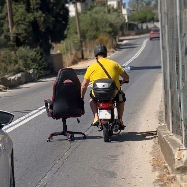 Χανιά: Οδηγούσε μηχανάκι και έσερνε… καρέκλα στον δρόμο