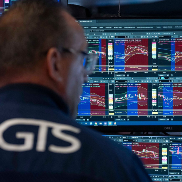 Wall Street: «Βουτιά» των δεικτών βιομηχανίας και τεχνολογίας και άνοδος των τιμών πετρελαίου