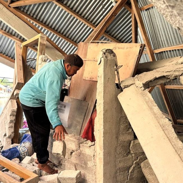 Ινδονησία: Μια 84χρονη παράλυτη γυναίκα ανασύρθηκε από τα ερείπια τρεις ημέρες μετά το σεισμό