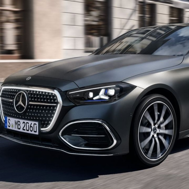 Η ανανεωμένη Mercedes C-Class έχει έως 395 ίππους και αναβαθμισμένα ηλεκτρονικά