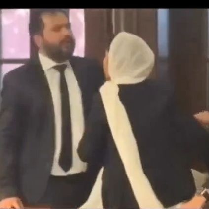 Ολέθριο λάθος: Παντρεμένος χαρίζει δώρο που κέρδισε σε συνάδελφό του - Η γυναίκα του καταφτάνει 