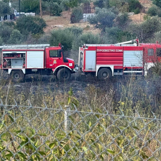Φωτιά στη λεωφόρο Βάρης-Κορωπίου - Κατεσβέσθη μέσα σε 20 λεπτά