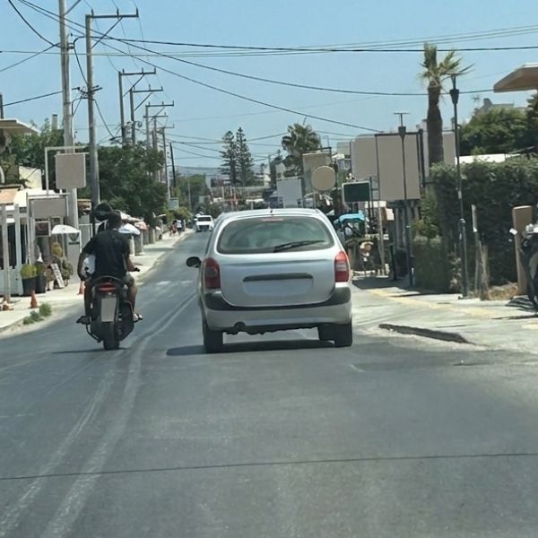 Ρέθυμνο: Το κράνος στο χέρι και επικίνδυνες προσπεράσεις χωρίς να σκέφτονται τις συνέπειες
