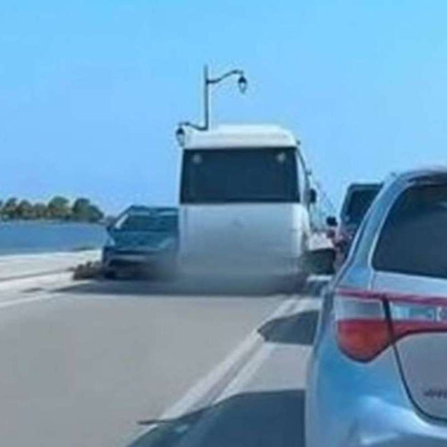 Λευκάδα: Οδηγός λεωφορείου έκανε επικίνδυνη προσπέραση πάνω στη γέφυρα - Δείτε βίντεο