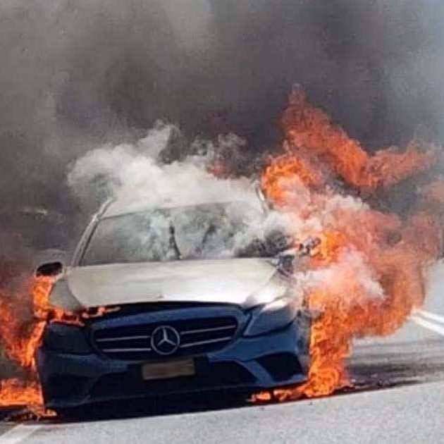 Αργολίδα: Ταξί τυλίχθηκε στις φλόγες στη μέση του δρόμου