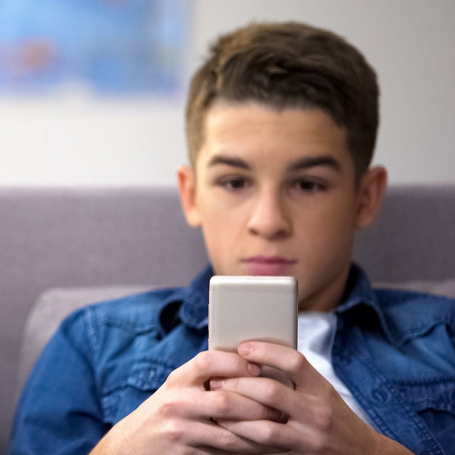 Είναι το Instagram και το Facebook τεχνηέντως εθιστικά; Το διακύβευμα στη δίκη της Meta