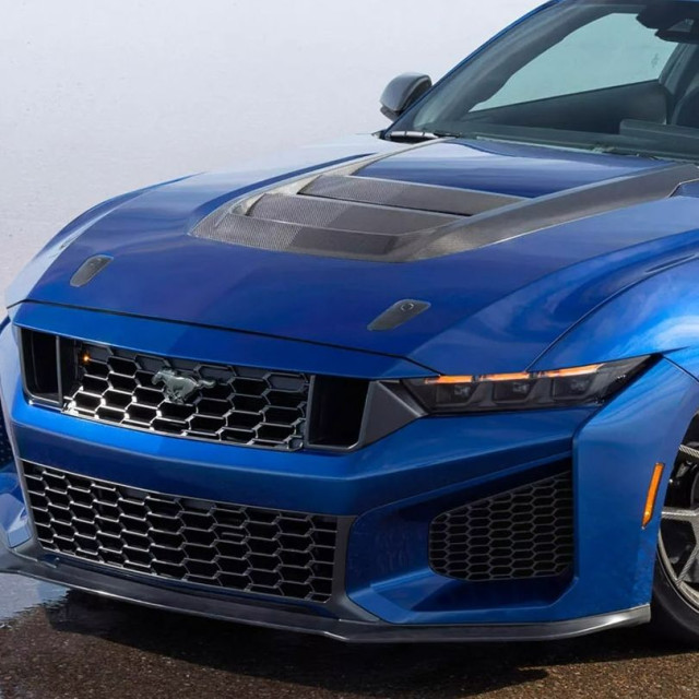 Ford Mustang: Έρχεται τετράθυρη έκδοση με V8