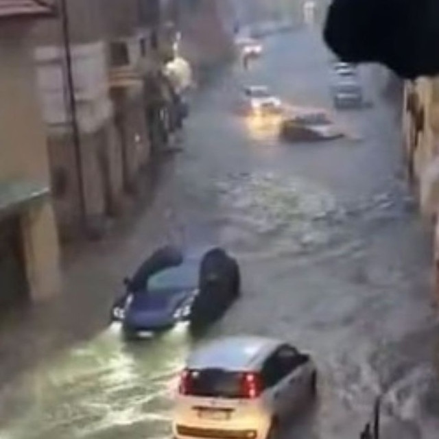 Σαρώνει την Ιταλία η κακοκαιρία: Πλημμύρες, κατολισθήσεις και εκκενώσεις