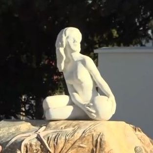 Λαύριο: Τοποθέτησαν νέο γλυπτό κοντά στη «Γυναίκα της Μακρονήσου» - Ο πρόεδρος του ΕΕΤΕ στο Newsbomb