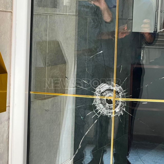 Νέα Σμύρνη: Εικόνες από το σημείο της στυγερής δολοφονίας - Καρφώθηκαν στο τζάμι οι σφαίρες