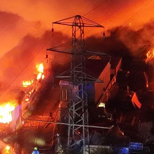 Τεράστια πυρκαγιά δίπλα στο αεροδρόμιο του Γκάτγουικ - Ζημιές σε 140 αυτοκίνητα - Συνελήφθη 67χρονος