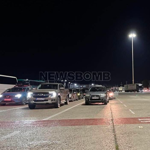 Χάος επικράτησε στο λιμάνι της Κυλλήνης με αδιανόητο μποτιλιάρισμα - Εικόνες και βίντεο