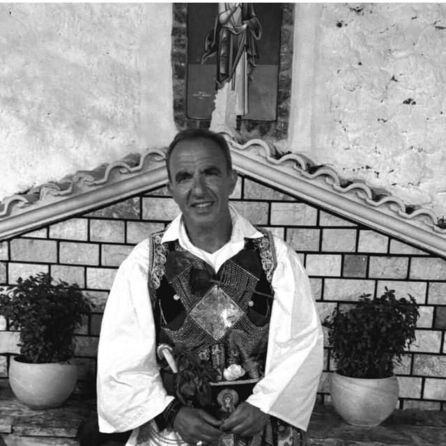 O Νίκος Αλιάγας φόρεσε παραδοσιακή φουστανέλα και χόρεψε σε πανηγύρι στο Μεσολόγγι