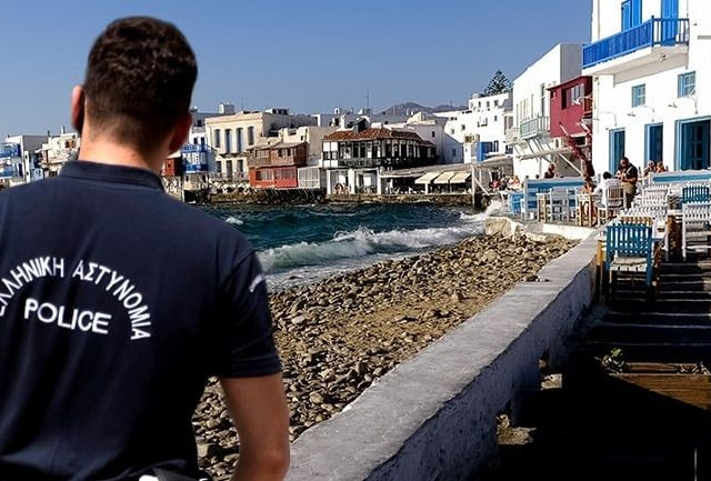 Πρωτοφανές lockdown στην Πολεοδομία Μυκόνου: «Δεν πήρα κανένα χαρτί, ήρθε η Αστυνομία και το έκλεισε» λέει ο δήμαρχος στο Newsbomb.gr