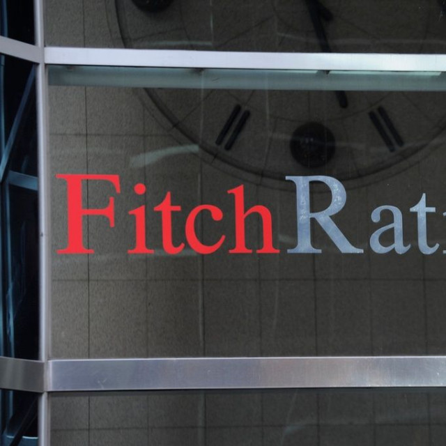 Fitch: Καταλύτης για τις αναβαθμίσεις της ελληνικής οικονομίας η ταχεία μείωση του δημοσίου χρέους