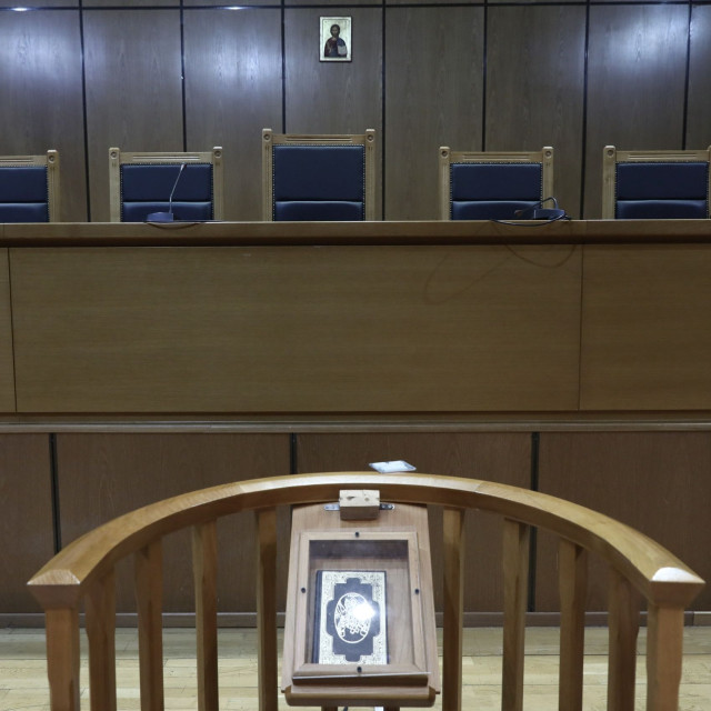 Αναβολή στη δίκη για ενδοοικογενειακή βία του συζύγου της παρουσιάστριας - Ελεύθερος με όρους