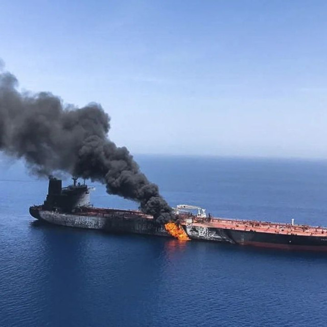 Στενά του Ορμούζ: Πετρελαιοφόρο χτυπήθηκε και ακινητοποιήθηκε στο Ομάν από βλήμα άγνωστης προέλευσης