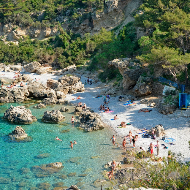 Ρόδος: Επιχείρηση «κατέλαβε» με ξαπλώστρες και ομπρέλες τη διάσημη παραλία «Άντονι Κουίν»