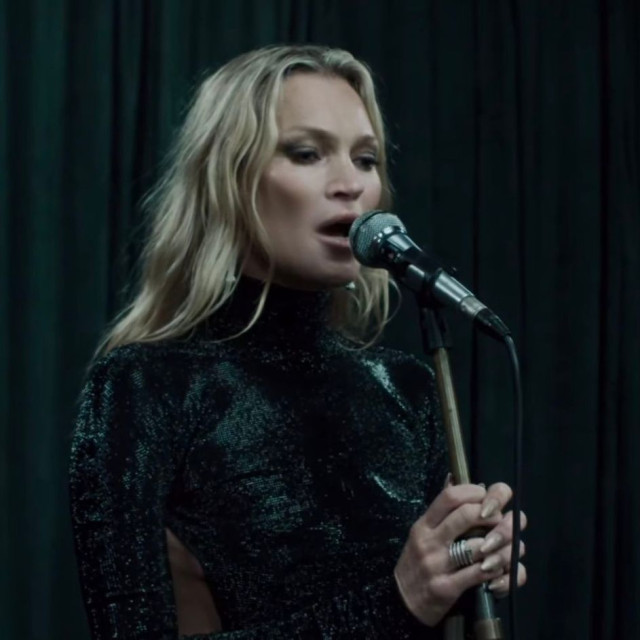 Η Kate Moss πρωταγωνιστεί στην ανοιξιάτικη καμπάνια της Gucci τραγουδώντας «Wicked Games»