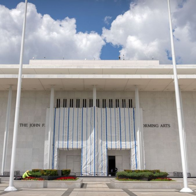 Ο Τραμπ απειλεί με κατεδάφιση του «κέντρου Κένεντι» αν δεν τοποθετηθεί το όνομά του στην πρόσοψη