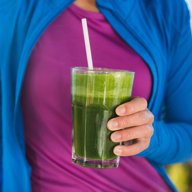 Τι κάνει ένα smoothie με μούρα, αβοκάντο και σπανάκι για την αρτηριακή σας πίεση