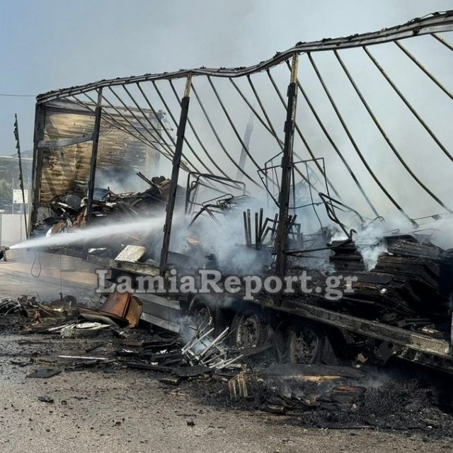 Λαμία: Φορτηγό «λαμπάδιασε» στη μέση της Εθνικής Οδού