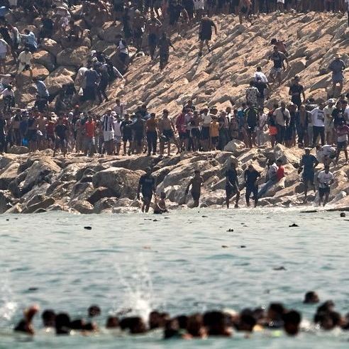 Θέουτα: Κάτοικοι γκρεμίζουν καταυλισμούς μεταναστών – Στα ύψη η ένταση, επέμβαση της αστυνομίας