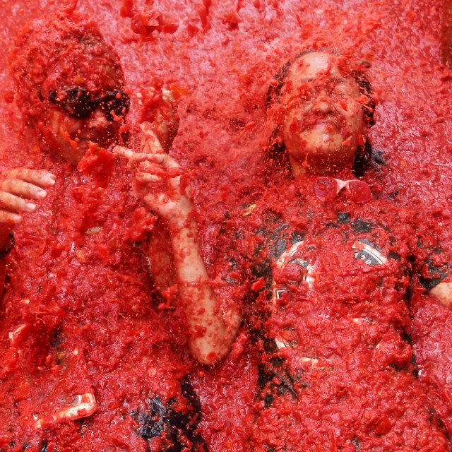 La Tomatina: Χιλιάδες συγκεντρώθηκαν σε μια μικρή πόλη της Ισπανίας για να παίξουν... ντοματοπόλεμο