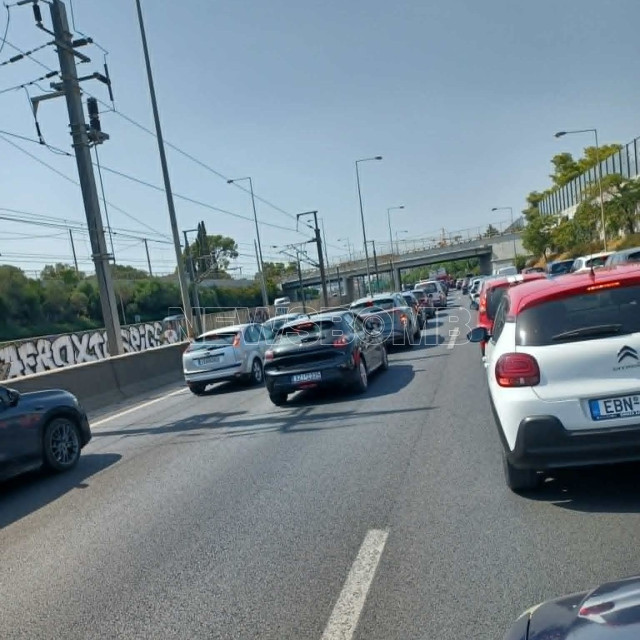 Τροχαίο στην Αττική Οδό: Ταλαιπωρία για τους οδηγούς - Καθυστερήσεις στο ρεύμα προς Ελευσίνα