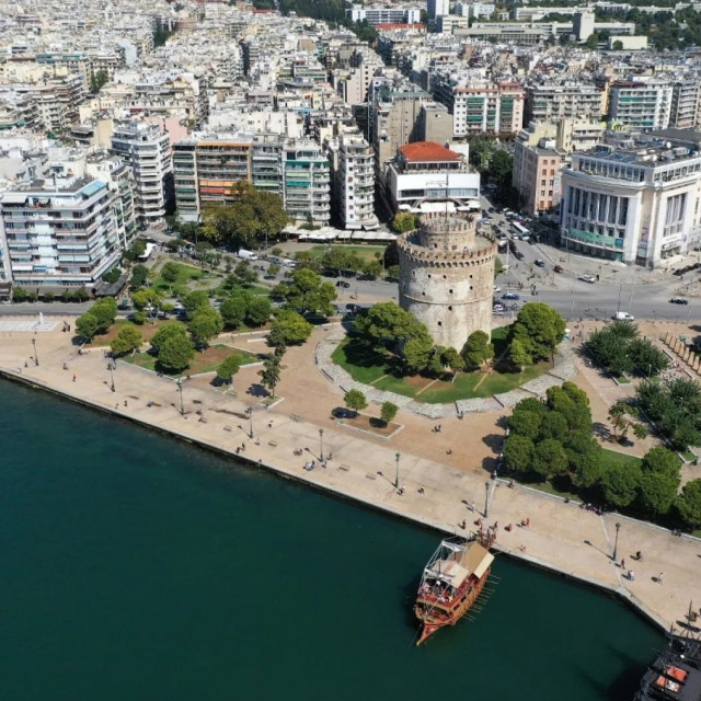 Θεσσαλονίκη: 17χρονος έπεσε στη θάλασσα στον Λευκό Πύργο