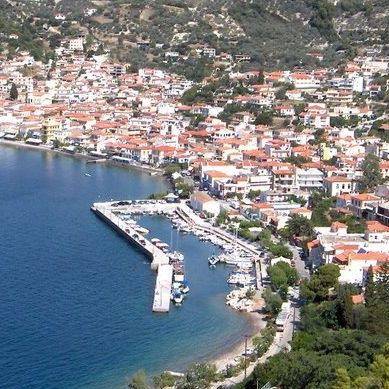 Πρόσκρουση επιβατηγού πλοίου στο λιμάνι του Μαντουδίου, απαγορεύτηκε ο απόπλους