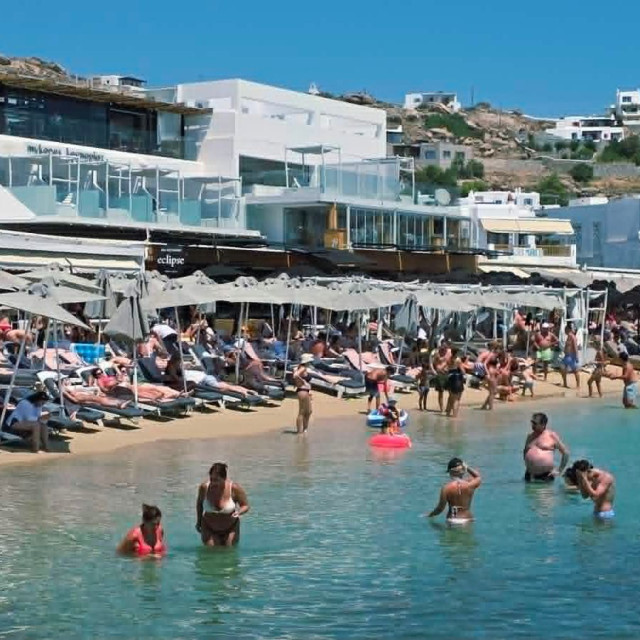 Μύκονος: Ποια 4 μέτρα; Οριακά στη θάλασσα έχουν τοποθετηθεί οι ξαπλώστρες στον Πλατύ Γιαλό