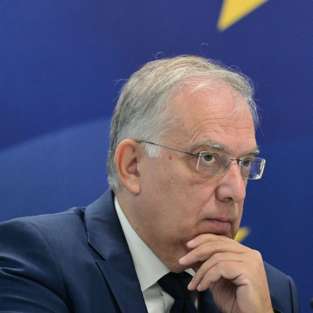Πετρέλαιο κίνησης και σούπερ μάρκετ: Οι κινήσεις της κυβέρνησης στο διπλό μέτωπο