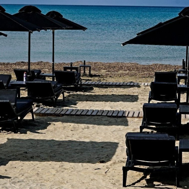 Συλλήψεις σε Μύκονο και Ρόδο για παραβάσεις στον αιγιαλό