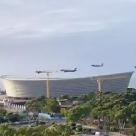 Τρόμος στο Κέιπ Τάουν: Επιβατικά αεροπλάνα πέρασαν «ξυστά» από την οροφή γεμάτου σταδίου