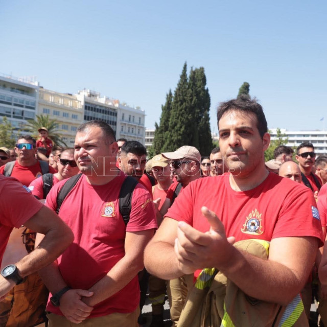 Στο Σύνταγμα οι εποχικοί πυροσβέστες - Ζητούν 12μηνη εργασία και μόνιμη λύση