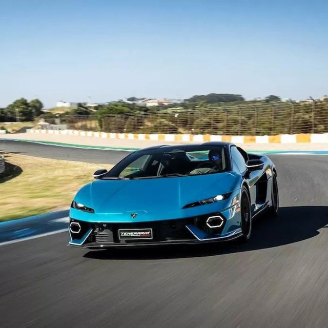 Lamborghini: Γιατί λέει «όχι» στο χειροκίνητο κιβώτιο