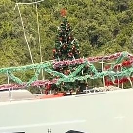 Σύβοτα: Στόλισαν χριστουγεννιάτικο δέντρο σε σκάφος ενώ έκαναν διακοπές - «113 ημέρες ακόμη»
