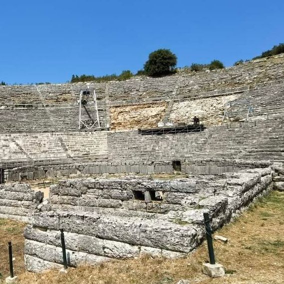 Το Αρχαίο Θέατρο Δωδώνης αποκαλύπτεται: Πώς κατασκευάστηκε το θέατρο στο φυσικό ανάγλυφο των βράχων