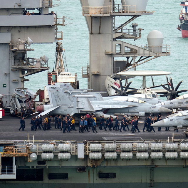 Το αεροπλανοφόρο USS Abraham Lincoln έδεσε στην Ταϊλάνδη μετά από εννέα μήνες στη θάλασσα