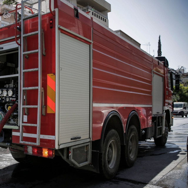 Φωτιά τώρα στα Σπάτα - Καίγεται κοντέινερ εντός καταυλισμού