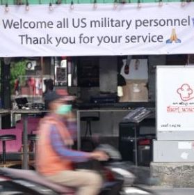 Ψώνια και... αλκοόλ: Πώς χαλαρώνει το πλήρωμα του USS Abraham Lincoln μετά από 9 μήνες στη θάλασσα