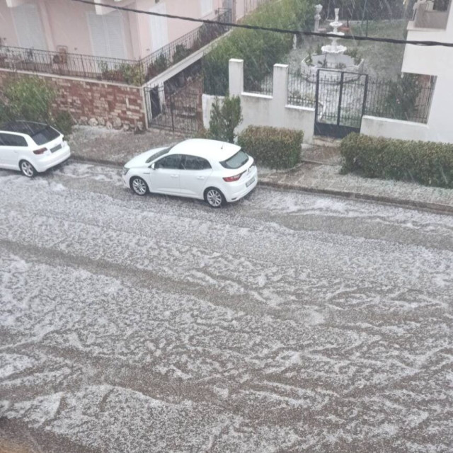Κακοκαιρία: Ισχυρή καταιγίδα στο Αγρίνιο με σφοδρή χαλαζόπτωση