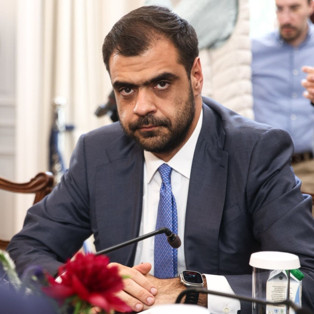 Μαρινάκης για βιβλίο Β’ Δημοτικού: Τα φύλα είναι 2, ο πατέρας είναι πατέρας, η μητέρα είναι μητέρα